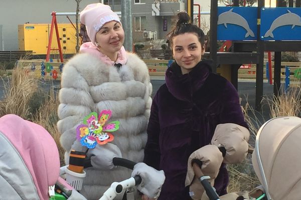 Маша и Оля, ЖК «Альтаир-1. Звездный городок»